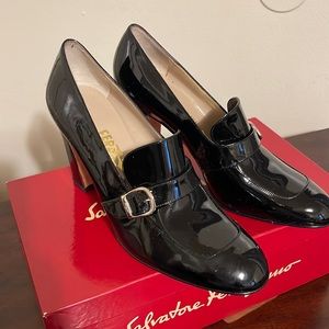 Salvatore Ferragamo Black glossy High heels with a beige interior